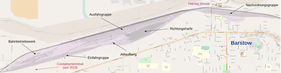 Lage und Ausdehnung des Barstow Yard. Rechts unten die Stadt Barstow unterhalb der Ostseite, darüber das Harvey House. Links der größere Westteil entlang des Mojave River (oben).