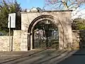 Pfarrhaus, Torbogen und Wegekreuz: Torbogen