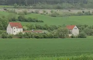 Die Gebäude des Bahnhofes von Südwesten (2013)