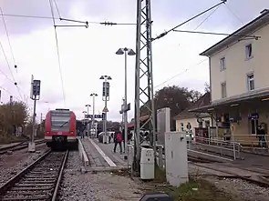 Bahnhof Erding mit S-Bahnsteig und Empfangsgebäude