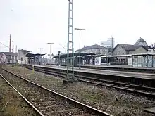 Gleisseite des Bahnhofs Schorndorf; die Züge der Wieslauftalbahn fahren von Gleis&nbsp;5 hinten links ab