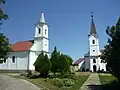 Evangelische Kirche (links) und römisch-katholische Kirche (rechts)