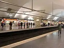 Deckenstromschiene bei der Linie 1 der Metro Barcelona