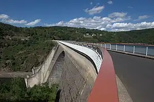 Staumauer des Lac de Grandval nahe dem Ortsteil Mallet