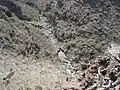 Trockener Bachlauf im Tal
