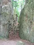 Die bis zu 10 m tiefe Schlucht im Weiten Tal bei Schriesheim mar­kiert einen abge­bauten Barytgang. Er entstand als hydrothermale Spaltenfüllung (s.&nbsp;o.), in deren Prozess die Granit-Rahmengesteine durch Aufschmel­zung zersetzt bzw. mylonitisiert wurden.