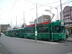 Basler Motorwagen 489 vor zwei Standard-Anhängern