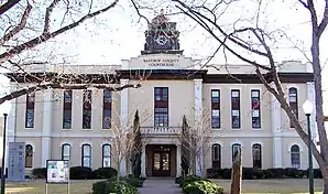 Das Bastrop County Courthouse and Jail Complex in Bastrop, gelistet im NRHP mit der Nr. 75001947