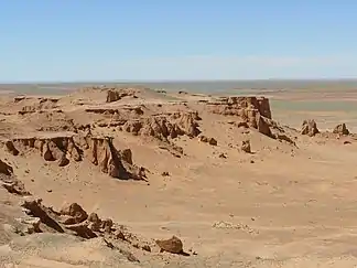 Felsen, Geröll und Kies prägen das Bild der Wüste Gobi, wie z.&nbsp;B. hier an der Bajandsag Felsformation in der Mongolei.