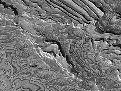 Kraterschichten mit einer Verwerfung, aufgenommen von HiRISE.