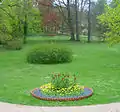 Beet an der Rotunde mit Palmettenzungen und Fritillariabepflanzung