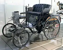 Patent-Motorwagen "Velo" 1894 erster Serienwagen: 1045 cm³, 1,5 PS, 20 km/h (EFA-Museum)