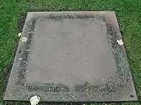 Abdeckung (Unterseite) der „Erdpyramide“ von Timm&nbsp;Ulrichs