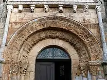 Frühe figürliche Archivolten an der Kirche St-Martin (Besse)