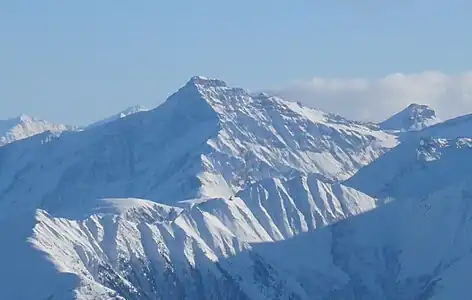 Beverin aus Nord-Nordwesten, von Cassons über das Vorderrhein- und das Safiental hinweg gesehen aus 25&nbsp;km Entfernung.
