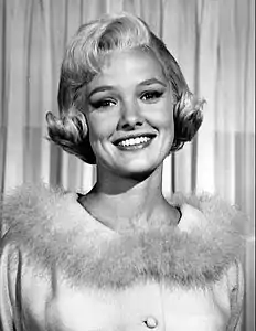 Beverley Owen, federverbrämtes Kleid  (1964)