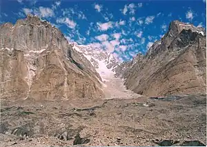 Biale (6729&nbsp;m) und Biale-Gletscher.
