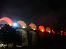Mit bengalischem Licht beleuchteter Bietigheimer Viadukt nach dem Ende des Feuerwerks auf dem Pferdemarkt