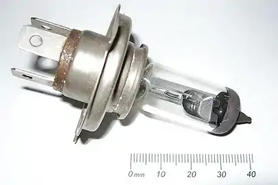 H4 Bilux-Halogen­glüh­lam­pe mit Glüh­wen­deln für Fern­licht (Mit­te) und Ab­blend­licht (rechts in der Blech­blen­de)