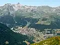 Blick auf Grimentz mit der Mittelstation Bendolla sowie Roc d’Orzival (ganz rechts) und Becs de Bosson (links).