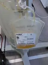 Beutel mit Blutplasma, an Wiegehaken hängend