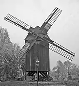 Bohnsdorfer Blockwindmühe aus dem 19. Jahrhundert (links) und 2005 (rechts) im Freigelände des Technikmuseums