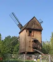Bohnsdorfer Blockwindmühe aus dem 19. Jahrhundert (links) und 2005 (rechts) im Freigelände des Technikmuseums
