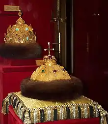 Zwei ältere russische Kronen – Mütze des Monomach und die Kazan Krone