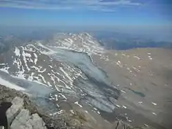 Blick vom Gipfel der Schesaplana über den Brandner Gletscher zur Mannheimer Hütte am 24.&nbsp;Juli 2015