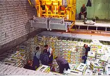 Blick in den Laderaum eines Kühlschiffes mit Bananen, es wird Platz für den Elevator gemacht, damit werden die Kartons gelöscht.