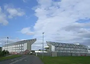 West- und Südtribüne (rechts) des Broadwood Stadium