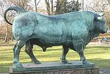 Fritz Boehles Skulptur Schreitender Stier im Frühjahr 2005 im Stadtpark