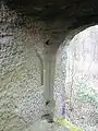 Das linke Gewände des Portals im Torbau mit dem Kanal des Sperrriegels