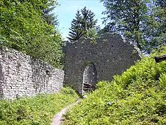 Die erste Vorburg mit dem „Mittertor“
