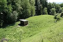Bild 7: Die östliche Unterburg von der Stelle der Oberburg aus