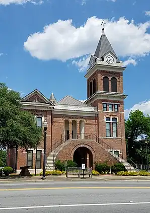 Burke County Courthouse (2019). Das Courthouse wurde 1857 fertiggestellt und dient seitdem als Gerichts- und Verwaltungsgebäude des County. Es weist Stilelemente der Neuromanik auf und erhielt rückwärtig im Jahre 1940 einen zweistöckigen Anbau. Im September 1980 wurde das Burke County Courthouse in das NRHP eingetragen und seitdem umfassend restauriert.