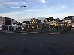Blick auf den alten Busbahnhof. Ehemaliger Wartesaal und Kiosk wurden bereits abgerissen. Dort stehen Baucontainer (links).