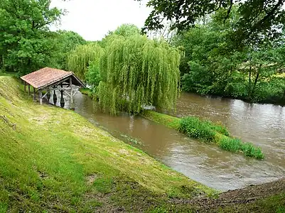 Waschhaus an der Côle bei Frühjahrshochwasser