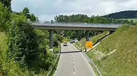 Fertiggestellte Brücke über die B&nbsp;295 in Weil der Stadt, 27. Juli 2021
