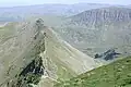 Alpines Wandern im Lake District. Eine mögliche Route des Coast to Coast Walk läuft über den Grat Striding Edge