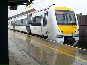 Elektrischer Triebwagen der c2c (Baureihe „Class 357“) im Bahnhof West Ham