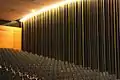 Martin-Hornung-Saal, Wand mit Holzlamellen