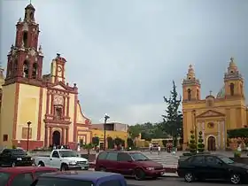 Cadereyta de Montes – Ortszentrum mit den beiden Hauptkirchen San Pedro y San Pablo (l.) undTemplo de la Soledad (r.)