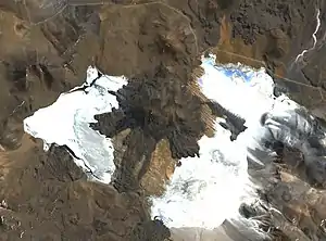 Die weiße Fläche rechts ist der Salar de Aguas Calientes III. Links liegt der Salar de Capur.