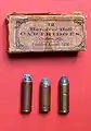 .45&nbsp;Colt – links eine Patrone 1873/74 ("Long Colt"), Mitte ab 1875 (Colt&nbsp;& Schofield, beide mit Einkerbungen für den Benét-Zünder), rechts moderne Patrone