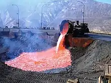Kupferschlacke in der Kupferhütte Caletones. Das Abfallprodukt aus der Verhüttung kann unter anderem im Straßenbau verwendet werden.
