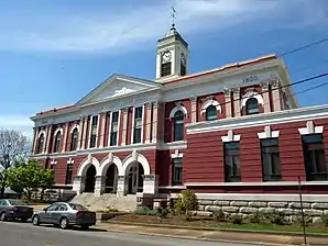 Das Calhoun County Courthouse ist seit Oktober 1985 im NRHP eingetragen.