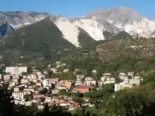 Carrara im Vordergrund