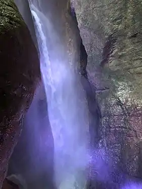 Das Wasser hat sich inzwischen viel tiefer in den Fels gegraben.