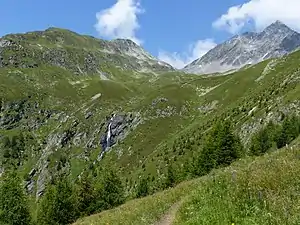 Aufstiegsweg mit Blick zur Hütte, zum Piz Linard und zum Piz Glims (links)